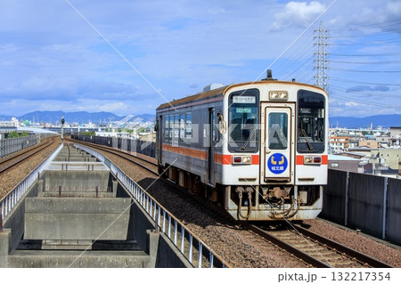 JR東海交通事業城北線、小田井駅付近を走るキハ11形普通列車 132217354