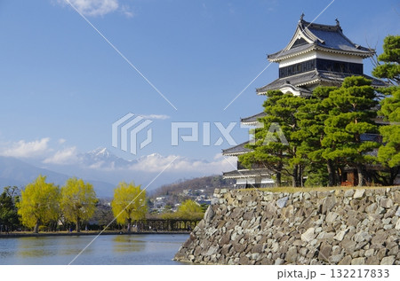 秋の松本城と常念岳 132217833