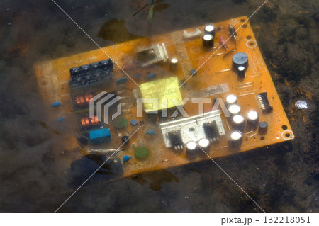 Computer motherboard submerged below water surface, cooling and energy consumption by artificial intelligence concept, environmental impacts 132218051