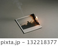 燃えかけた写真と記憶の儚さ 132218377