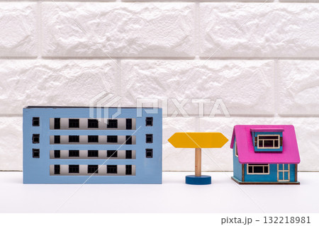 戸建て住宅とマンションを比較するイメージ 戸建て住宅とマンションを比較するイメージ 132218981