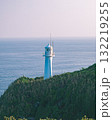 断崖絶壁に立つ灯台 132219255