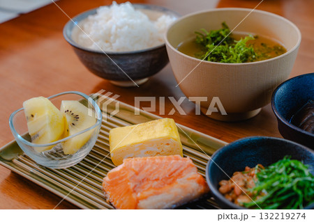 焼き鮭と卵焼き、味噌汁に納豆を添えた和食の朝食 132219274