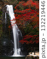 箕面大滝と紅葉 132219446