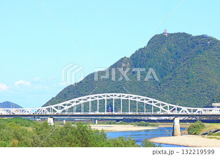 岐阜県岐阜市、忠節橋と金華山の風景 岐阜県岐阜市、忠節橋と金華山の風景 132219599