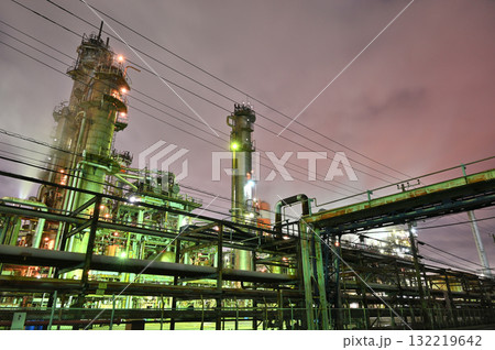 パイプが煌めく京浜工業地帯の夜景 132219642