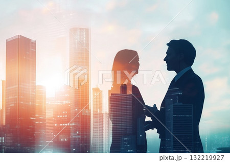 職場で会話する男性と女性のシルエット 職場で会話する男性と女性のシルエット 132219927