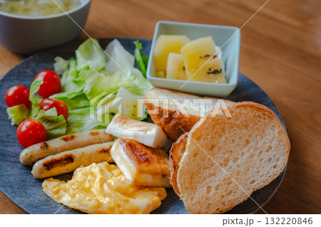 パンとスクランブルエッグ、サラダとフルーツを添えた洋食の朝食 パンとスクランブルエッグ、サラダとフルーツを添えた洋食の朝食 132220846