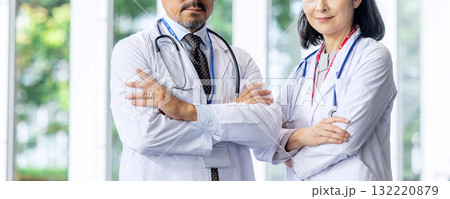 シニアの男女　医者 132220879