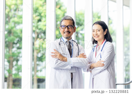 シニアの男女　医者 132220881