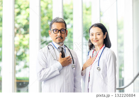 シニアの男女　医者 132220884