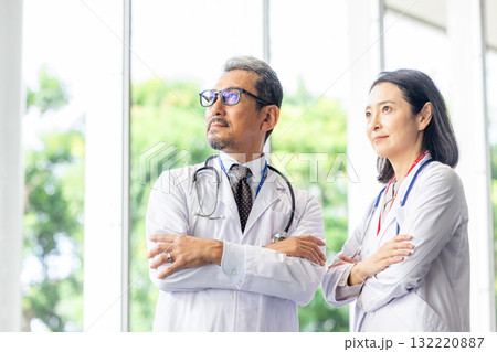 シニアの男女　医者 132220887