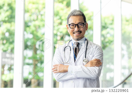 ベテラン男性医師 132220901