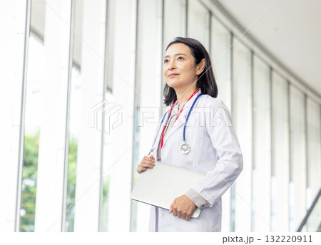 病院で働くシニア女性医師 病院で働くシニア女性医師 132220911