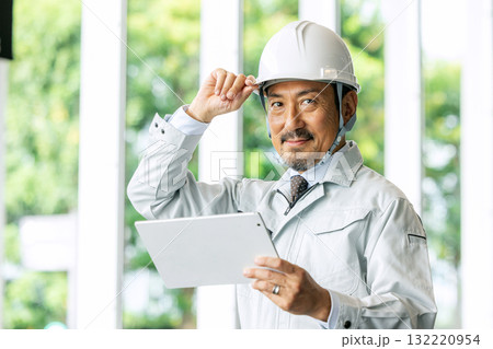 タブレットを見る現場監督 132220954