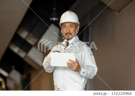 タブレットを持つ現場監督 132220968
