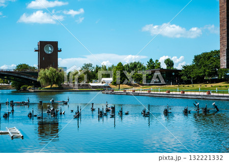 夏空に映える富岩運河環水公園の時計塔とスターバックス 132221332