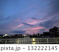 夕焼けと川から見る街並み 132222145