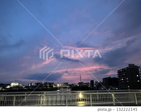 夕焼けと川から見る街並み 夕焼けと川から見る街並み 132222145