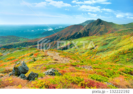 栃木県那須町　秋の紅葉に染まる山肌と朝日岳 132222192