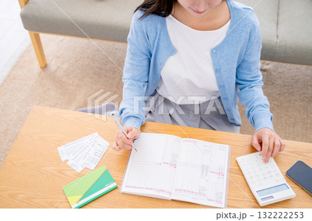 家計簿をつける女性 132222253