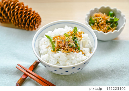 唐辛子としらす炒めをのせたご飯 唐辛子としらす炒めをのせたご飯 132223102