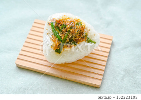 しらすと唐辛子炒めのおにぎり 132223105