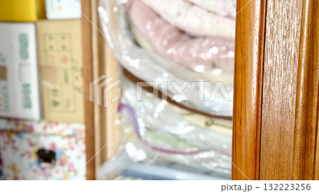 詰め込まれた布団と段ボール箱 132223256