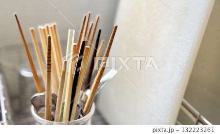 瓶に立てたたくさんの箸とプラスチックのまな板 瓶に立てたたくさんの箸とプラスチックのまな板 132223261