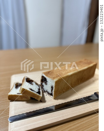 テーブルに置いた食パン② テーブルに置いた食パン② 132223401