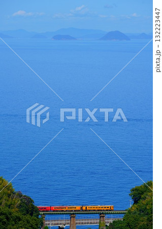 【絶景路線の観光列車を大俯瞰】JR四国・伊予灘ものがたり 【絶景路線の観光列車を大俯瞰】JR四国・伊予灘ものがたり 132223447