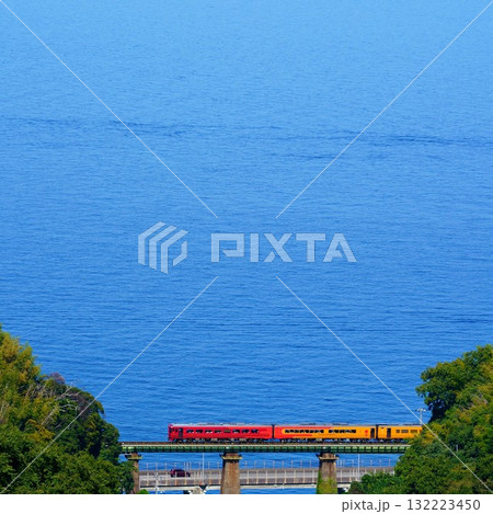 【海と列車のある風景】ものがたり列車　伊予灘ものがたり 132223450