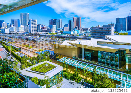 日本の東京都市景観新風景。高輪ゲートウェイ駅や新幹線、山手線、芝浦のタワーマンション群などを望む 132225451