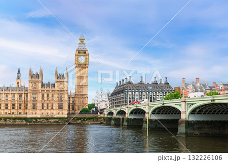 ロンドン　テムズ川とウェストミンスター宮殿 132226106