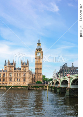 ロンドン テムズ川とウェストミンスター宮殿 ロンドン テムズ川とウェストミンスター宮殿 132226107