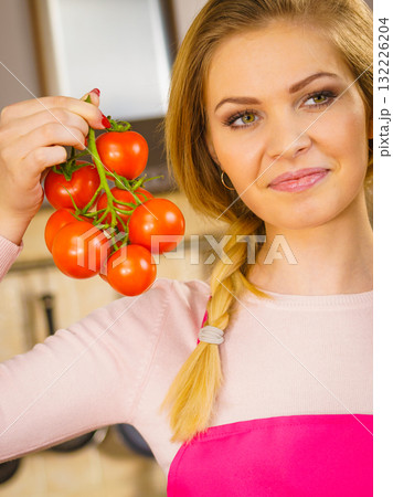 Woman hand holding tomates Woman hand holding tomates 132226204