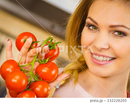 Woman hand holding tomates Woman hand holding tomates 132226205