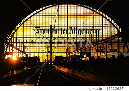 夕焼けとフランクフルト中央駅 132226274