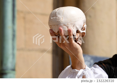 hand holding a skull hamlet to be or not to be hand holding a skull hamlet to be or not to be 132226310
