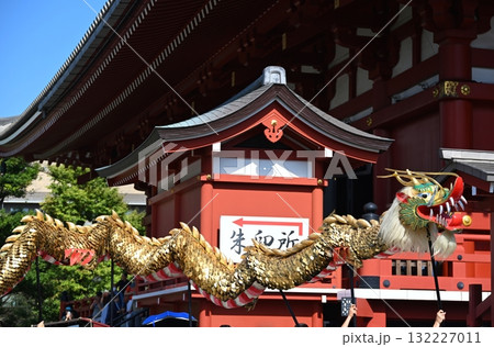 浅草寺の金龍の舞　東京 132227011