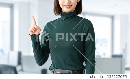 笑顔の女性・ビジネスウーマン 132227076