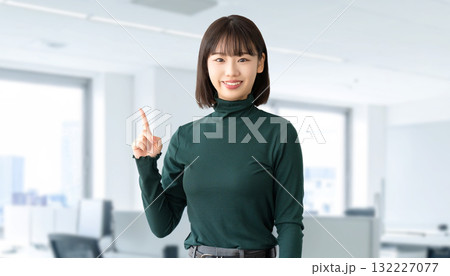 笑顔の女性・ビジネスウーマン 132227077