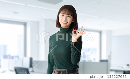 OKポーズをする笑顔の女性・ビジネスウーマン 132227083