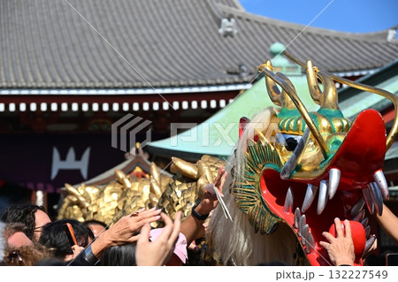 浅草寺の金龍を触る 東京 浅草寺の金龍を触る 東京 132227549