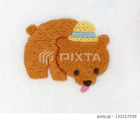 麦わら帽子をかぶった子グマの刺繍 132227550