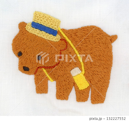 麦わら帽子をかぶったクマの刺繍 132227552