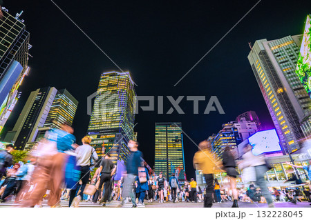 日本の東京都市景観「迷惑禁止 禁止だよ！迷惑ハロウィーン」。外国人観光客で賑わう渋谷＝17日 132228045