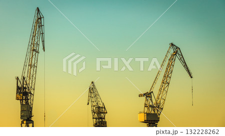 heavy load dockside cranes 132228262