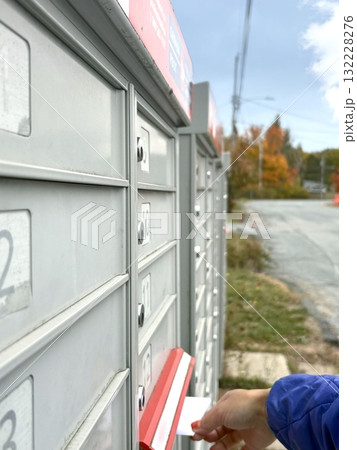 カナダのコミュニティポストに郵便を入れる／Inserting a Letter into a Can 132228276