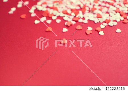 散らばったハート型のトッピングシュガー　おしゃれでかわいい背景装飾　気持ち　製菓材料 132228416